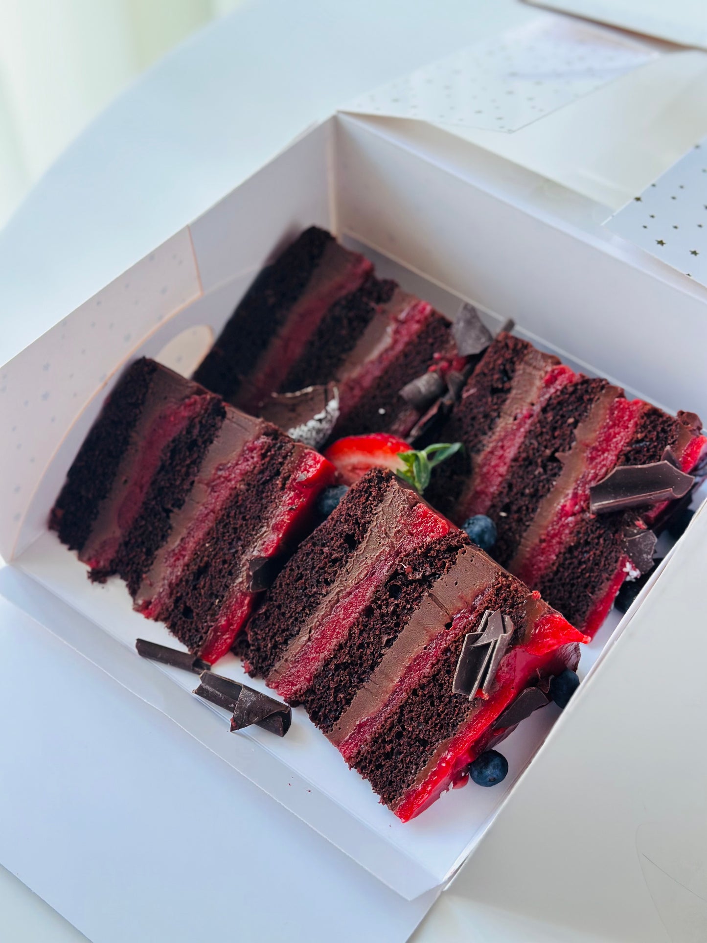Tort vegan( de post) cu ciocolată și căpșune
