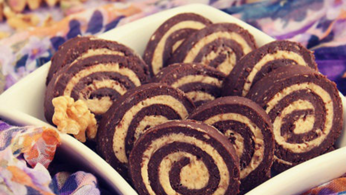 Ruladă cu biscuiți, nuci și caramel