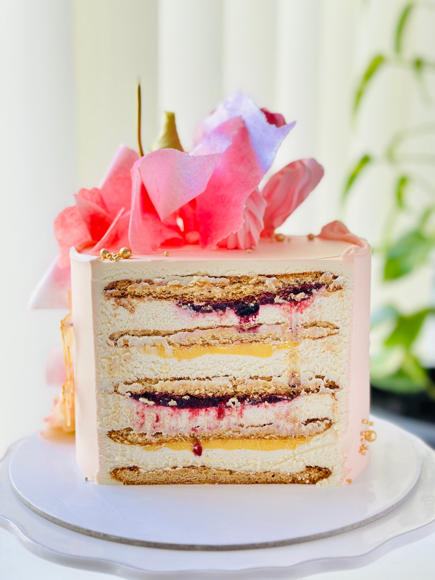 Tort cu foi de miere, ciocolată albă și fructe