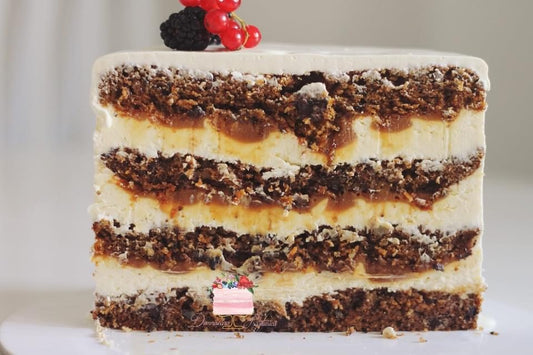 Tort cu morcov, cremă de brânză și caramel